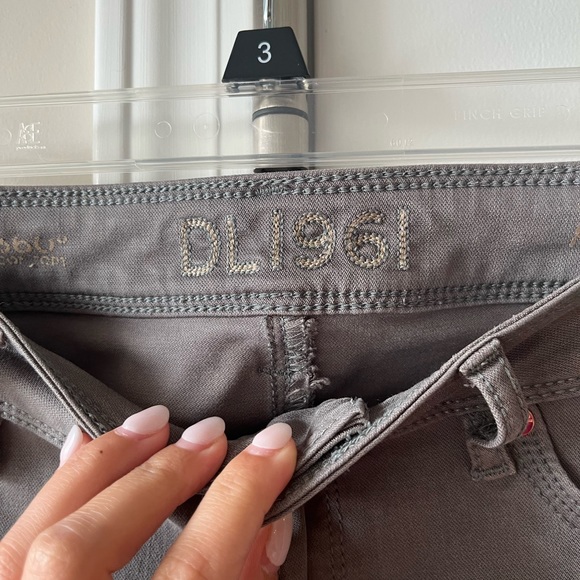 Like new DL 1961 jeans - Picture 3 of 5
